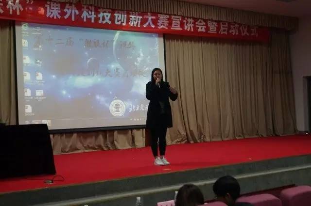 冯老师讲话.jpg 冯老师讲话.jpg