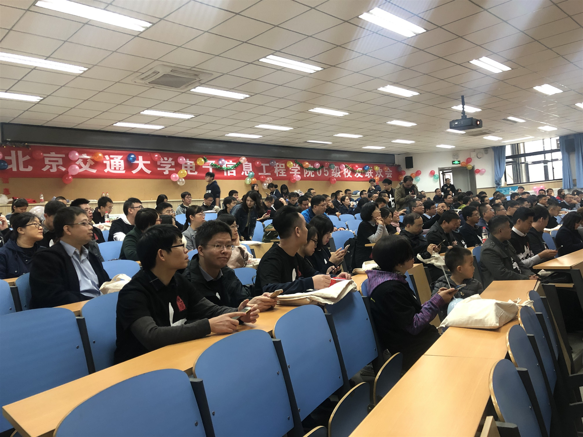 4、05级校友座谈会.jpg