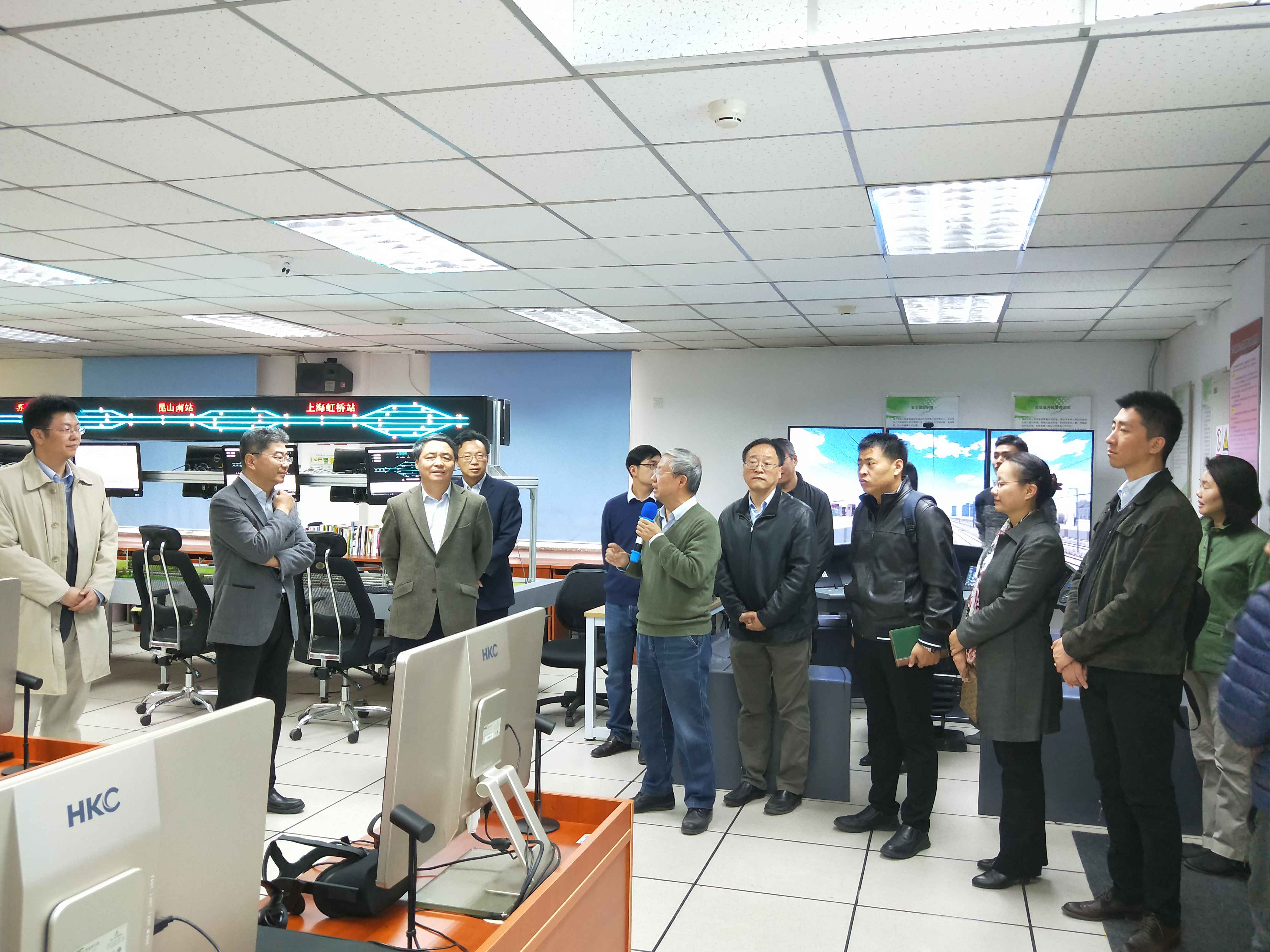 20191113-教育部高等教育司司长吴岩一行视察国家级虚拟仿真实验教学中心-门口(1).jpg
