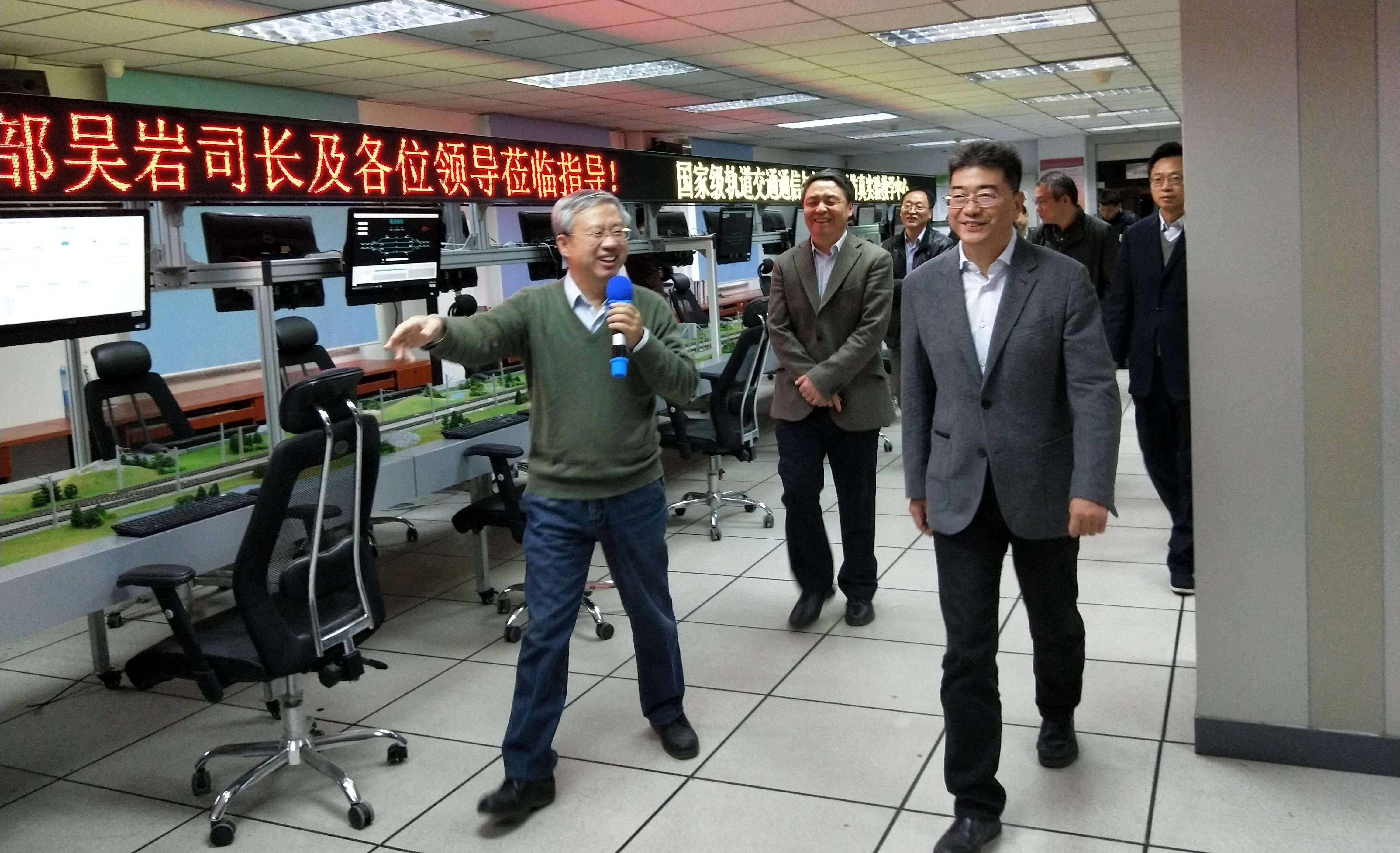 20191113-教育部高等教育司司长吴岩一行视察国家级虚拟仿真实验教学中心-中间(1)(1).jpg
